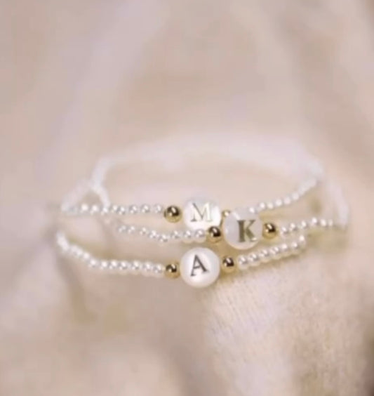 Tirza - Zartes Armband mit Shell Buchstaben