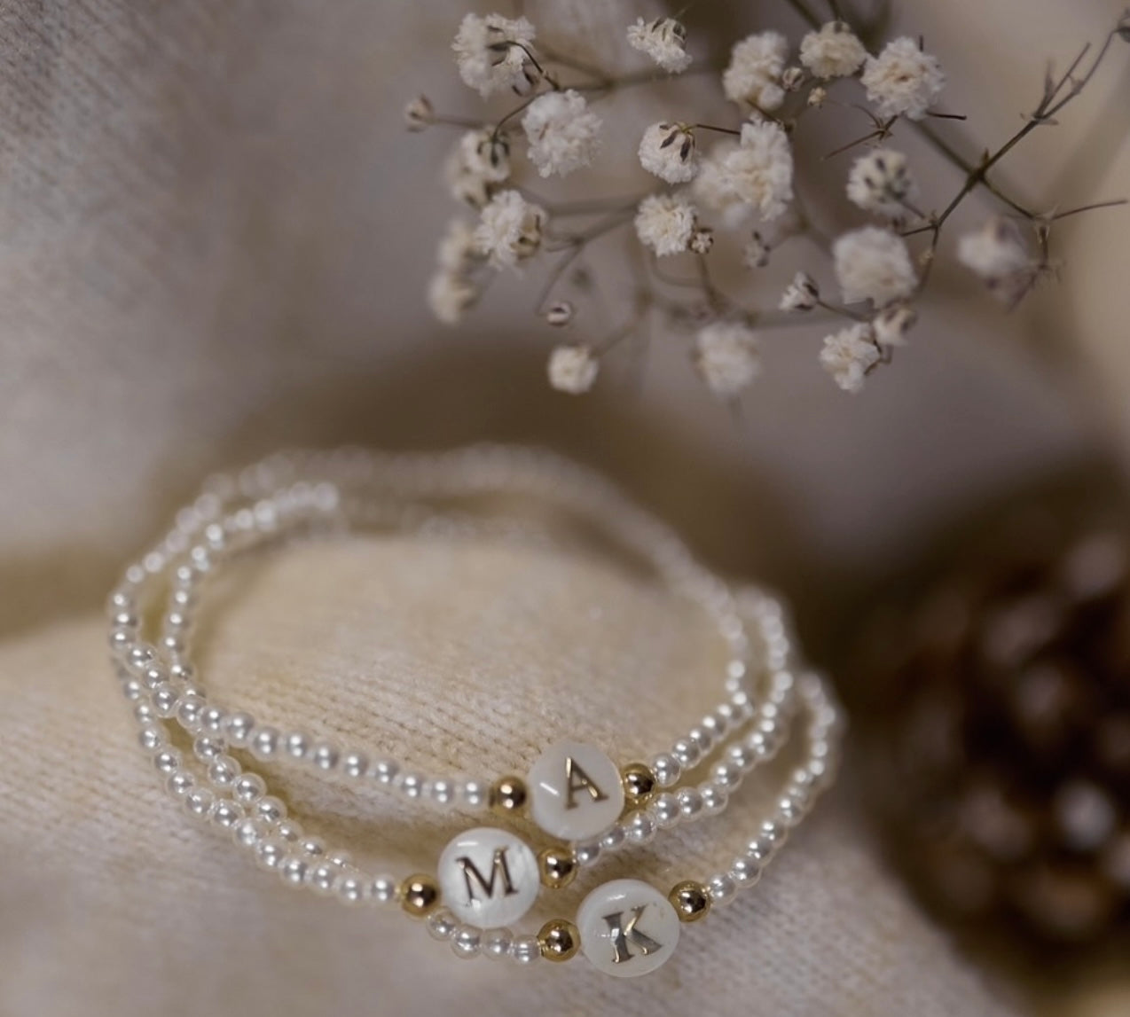 Tirza - Zartes Armband mit Shell Buchstaben